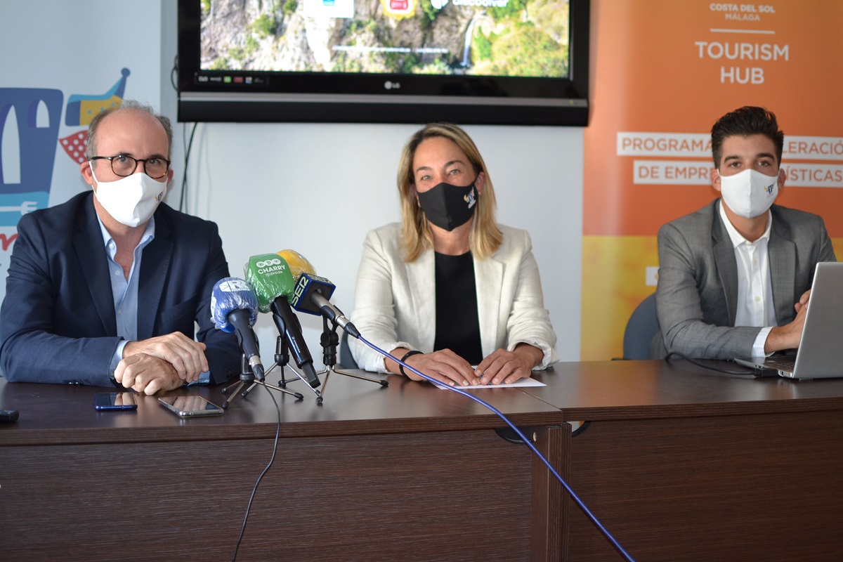 La concejal de Turismo junto con los diseñadores de la nueva plataforma digital.