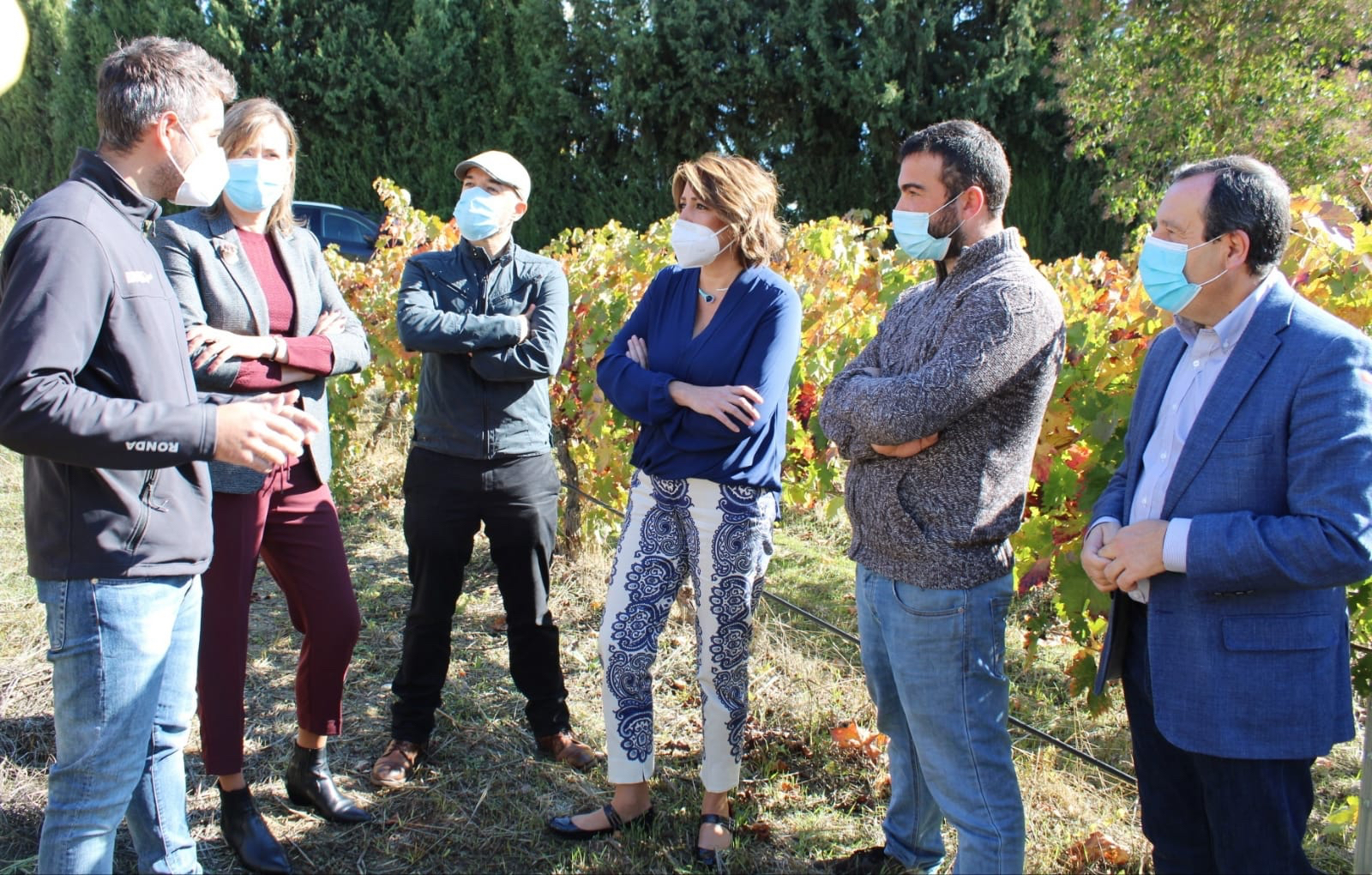 Susana Díaz, acompañada por Isabel Aguilera y José Luis Ruiz Espejo en una bodega rondeña.