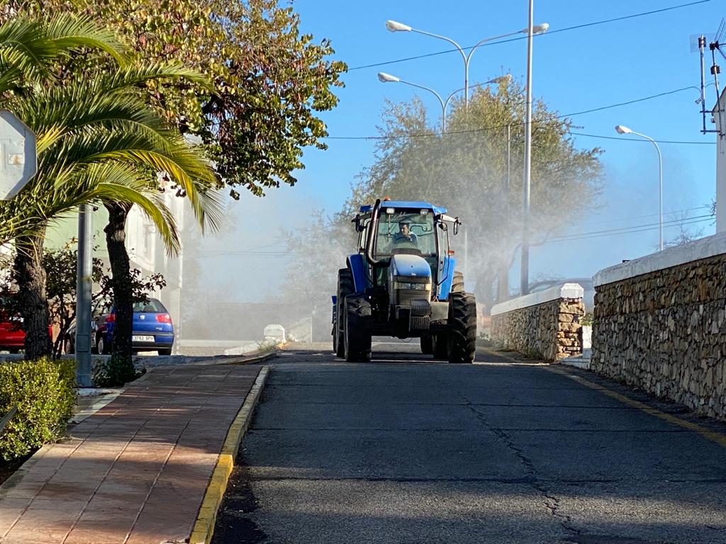 El Ayuntamiento con la colaboración de agricultores de las pedanías pone en marcha otro dispositivo de desinfección de las calles