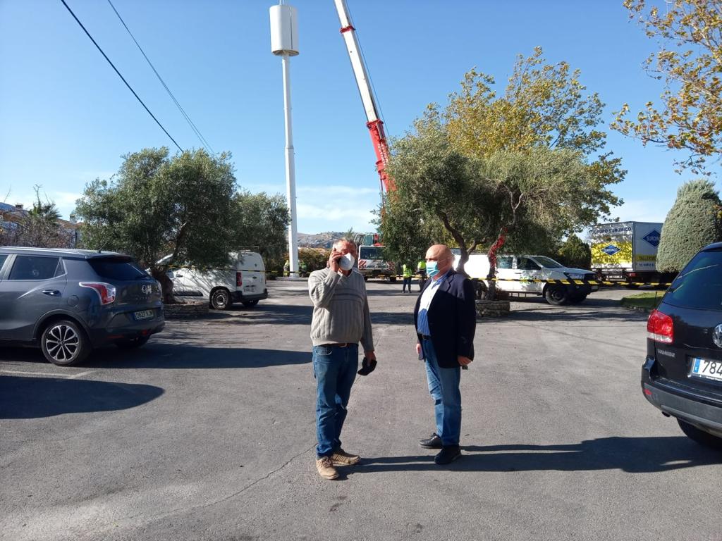 El concejal de Urbanismo, Jesús Vázquez, ha supervisado la retirada de la antena.