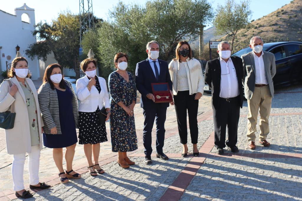 El consejero de Presidencia junto a las autoridades locales de Alpandeire, el presidente de la Diputación y la alcaldesa de Ronda.