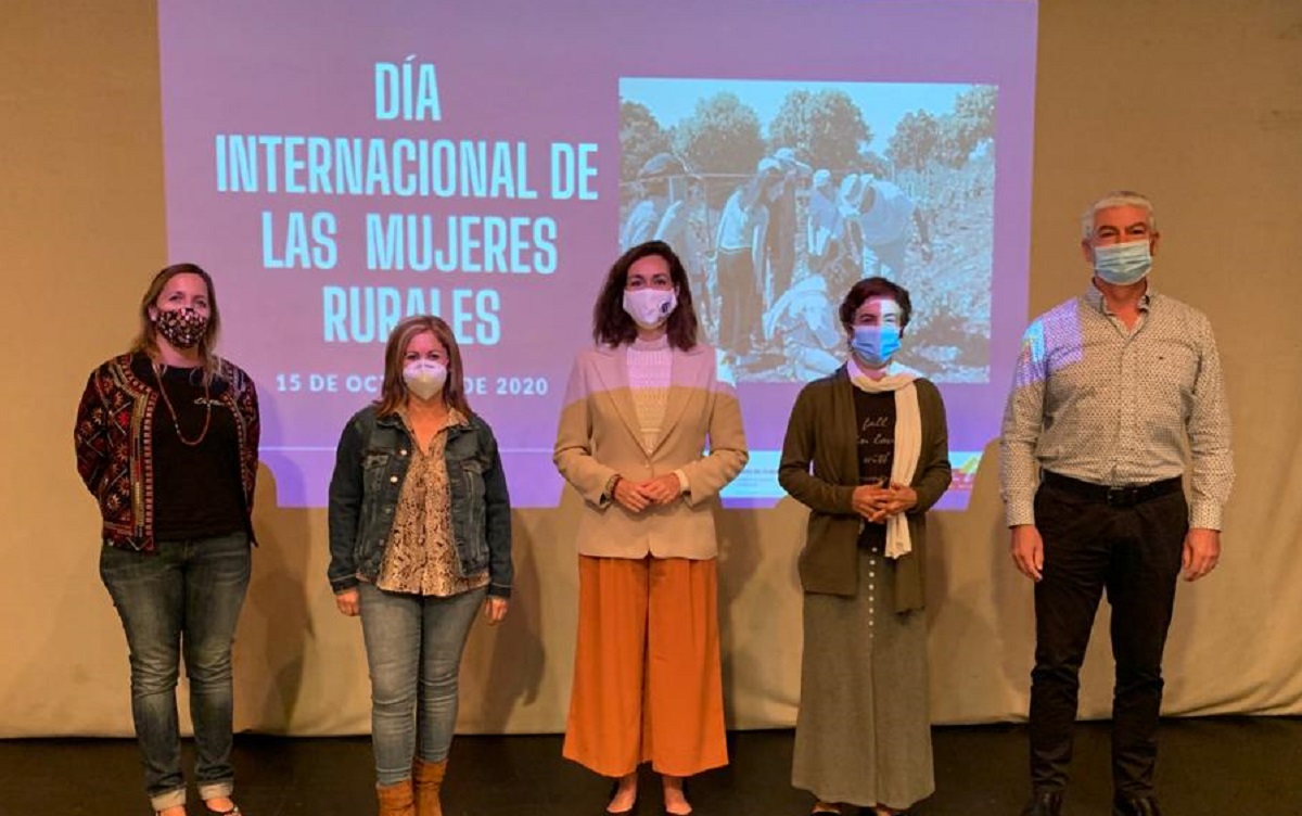 Hoy se ha celebrado una tertulia en la que se ha analizado la labor que realizan las mujeres rurales.