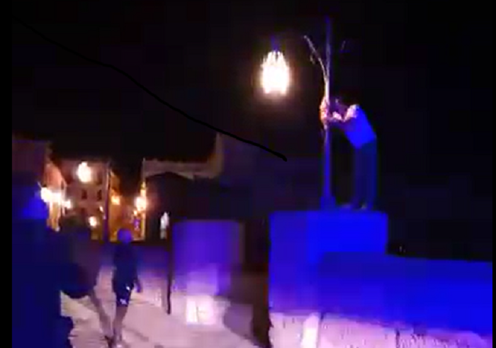 Agentes de la Policía Nacional evitan que un hombre pudiese caer al fondo del Tajo