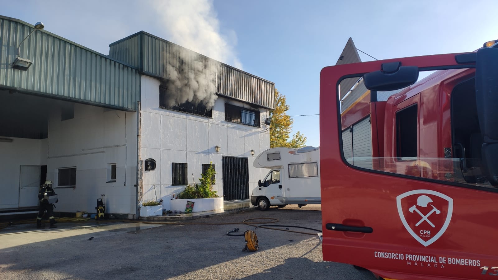 Las oficinas han quedado totalmente calcinadas por las llamas.