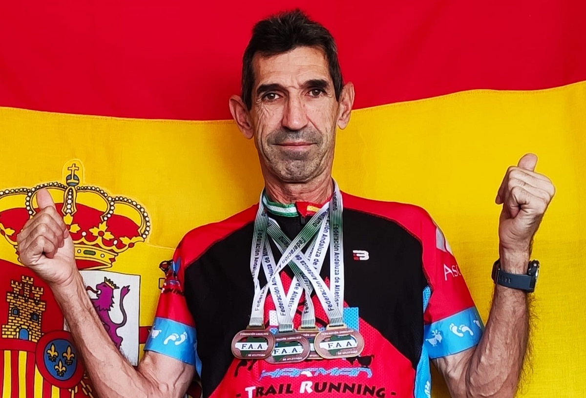 El deportista rondeño muestra las cuatro medallas obtenidas en el campeonato celebrado en Andújar.