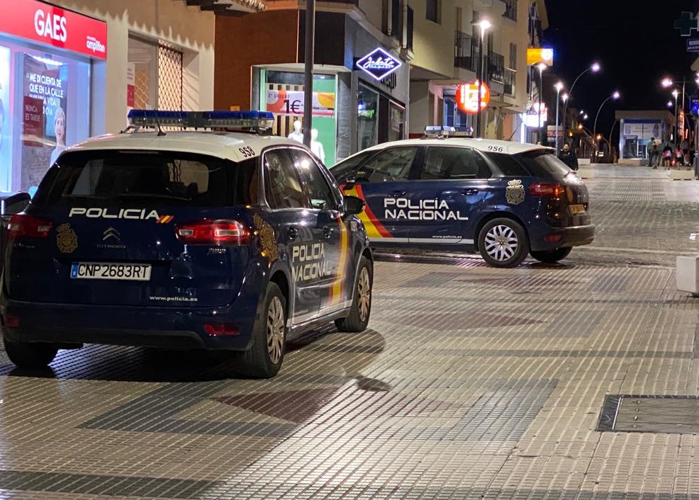 Los controles policiales se están manteniendo para que todo el mundo cumpla el toque de queda.