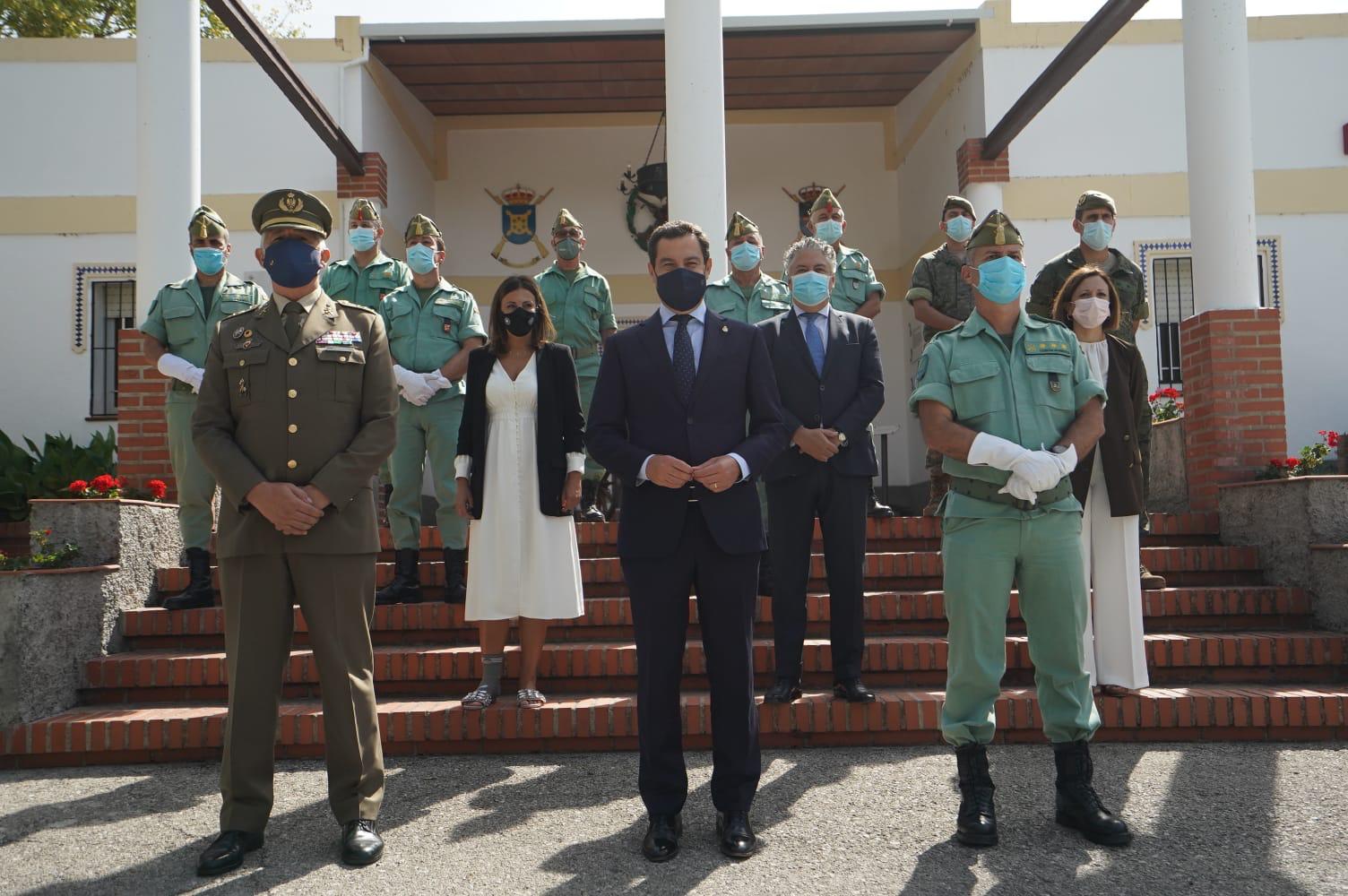El presidente de la Junta con autoridades civiles y militares en el cuartel de la Legión de Ronda.