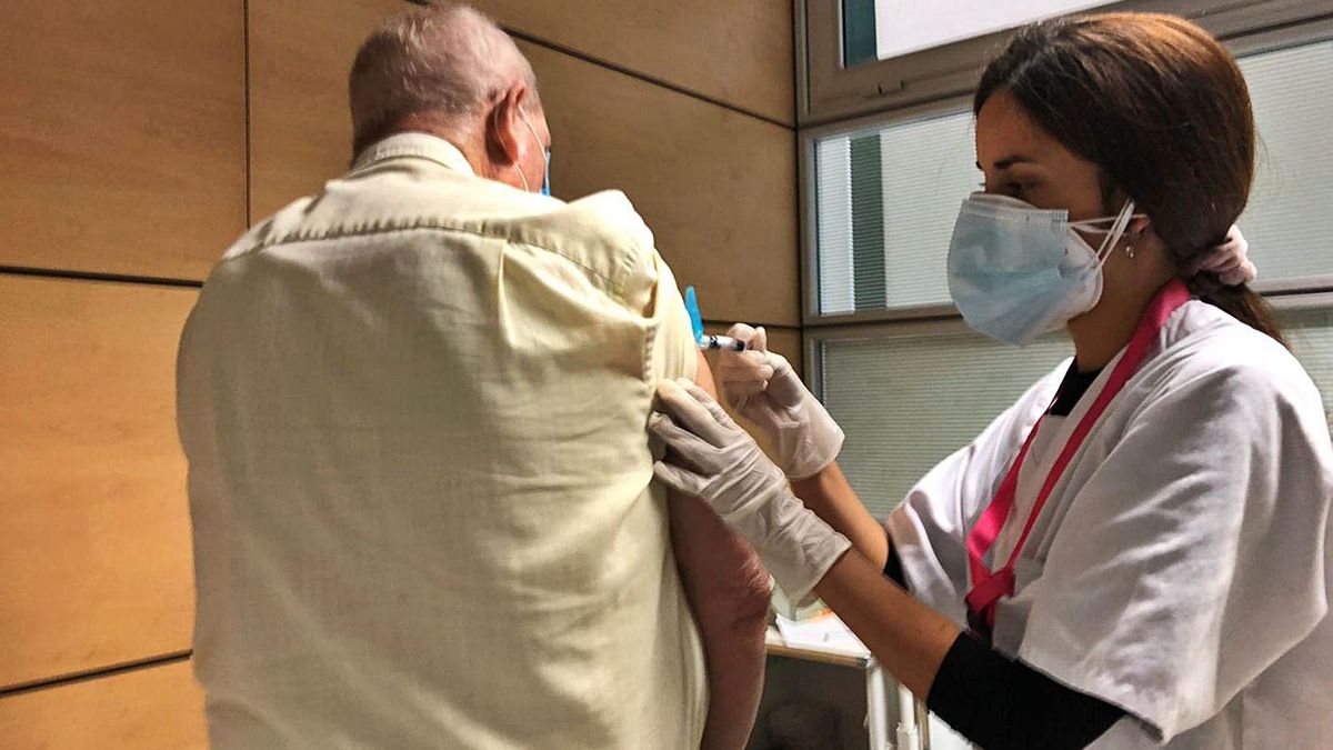 La Consejería de Salud inicia la campaña de vacunación contra la gripe, en un principio para personas de  65 años o más