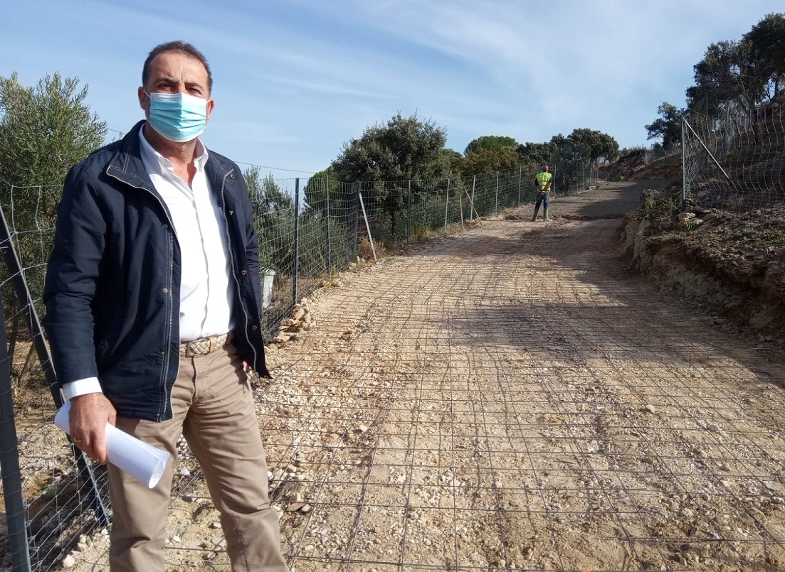 se han invertido 383.800 euros en el arreglo de caminos rurales del término municipal, siendo partidas de la Junta de Andalucía un total de 296.000 euros y el resto inversión