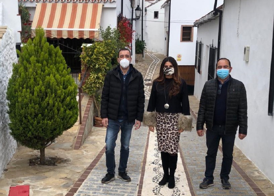 La delegada territorial de Turismo junto a los responsables municipales de esta población serrana.