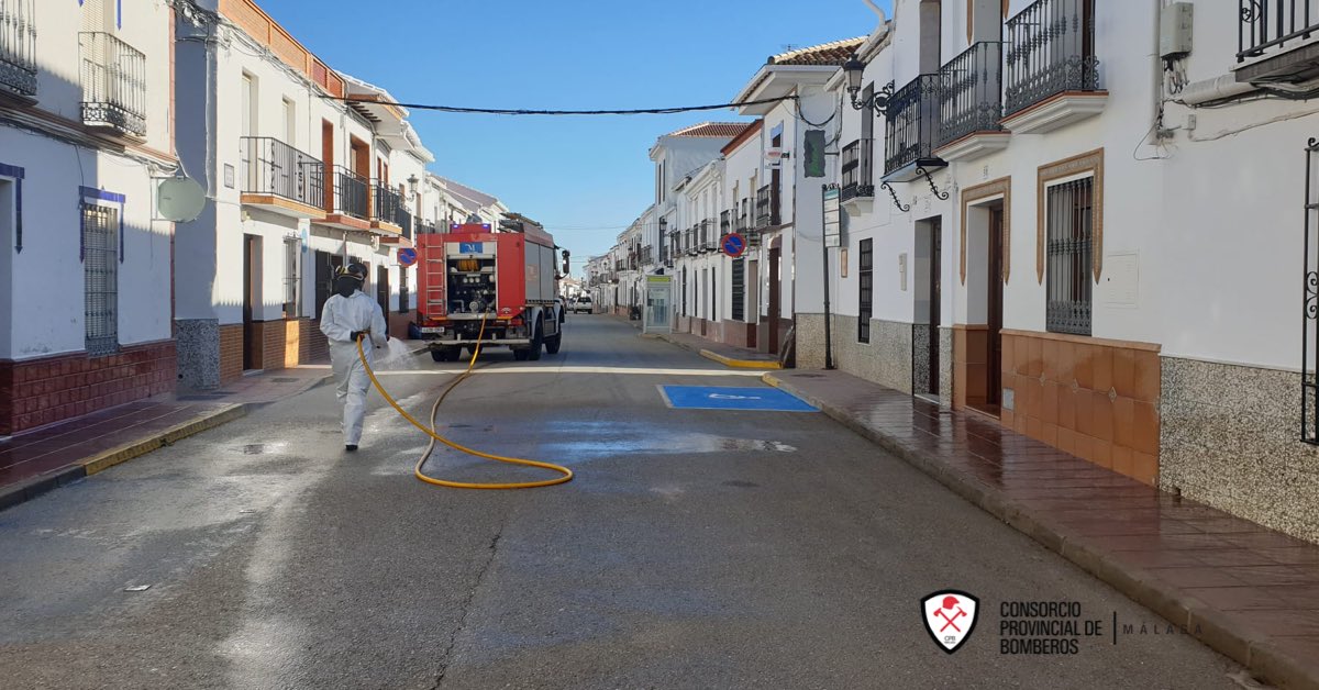 Los bomberos de Ronda han desinfectado durante estos días las calles y espacios públicos del municipio.