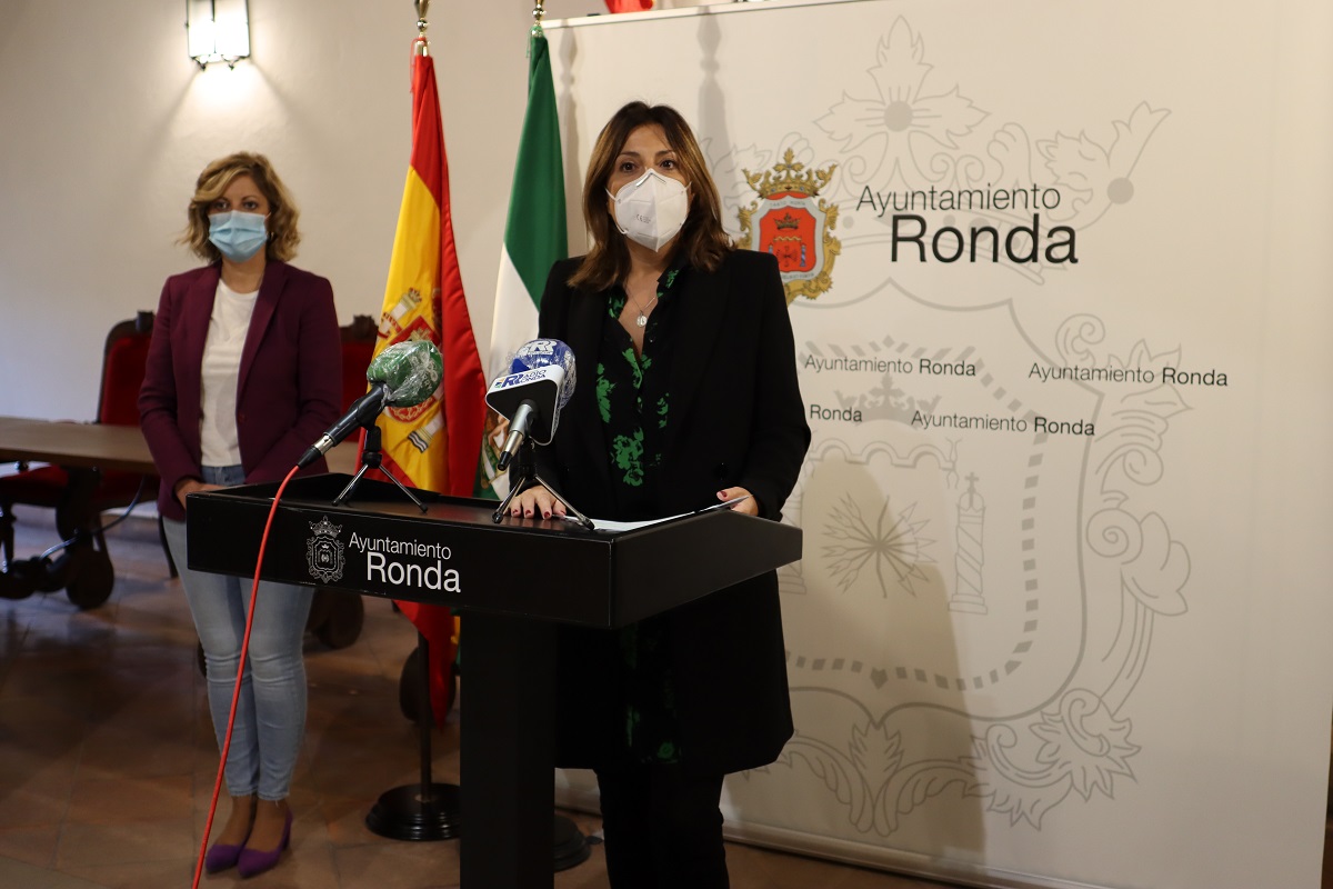 La alcaldesa, junto con la concejal de Economía, ha anunciado las actuaciones de la primera fase.