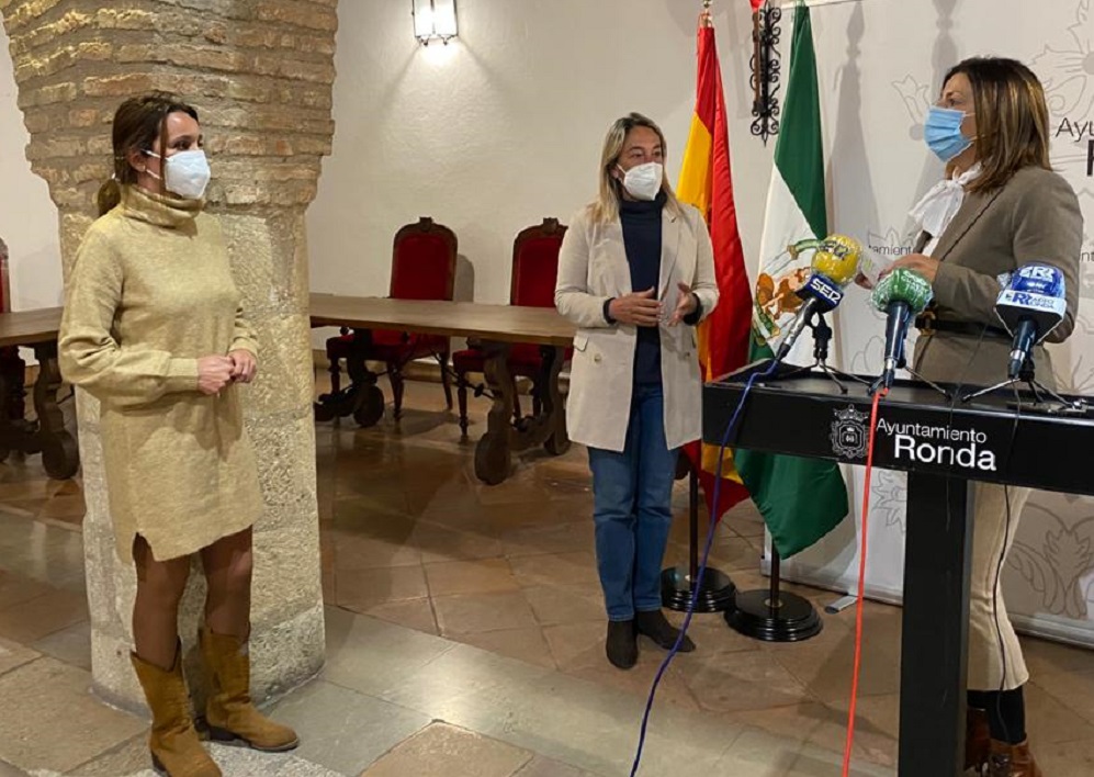 La alcaldesa junto con las concejales de Obras y de Pedanías en la rueda de prensa.