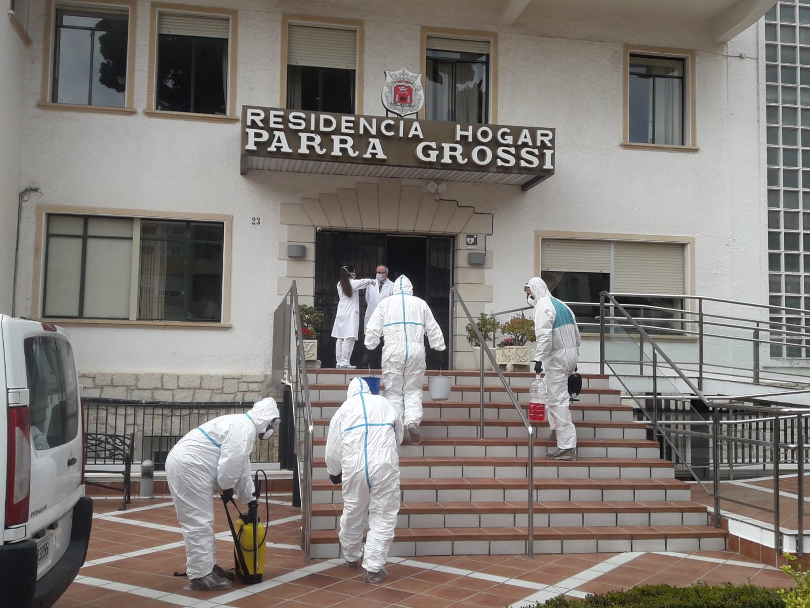 Imagen de archivo de una de las desinfecciones realizadas por la Legión en esta residencia rondeña. Foto Ministerio de Defensa.