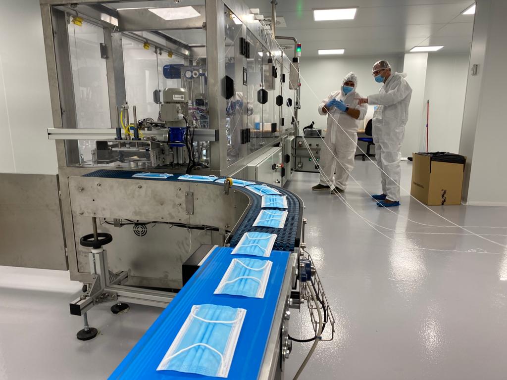 Esta fábrica rondeña es capaz de producir 120 mascarillas por minuto.