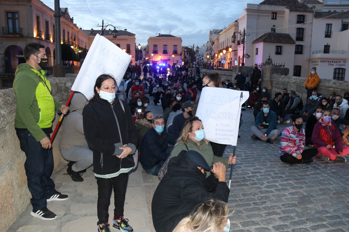 Durante la manifestación han protagonizado una sentada en el Puente Nuevo.