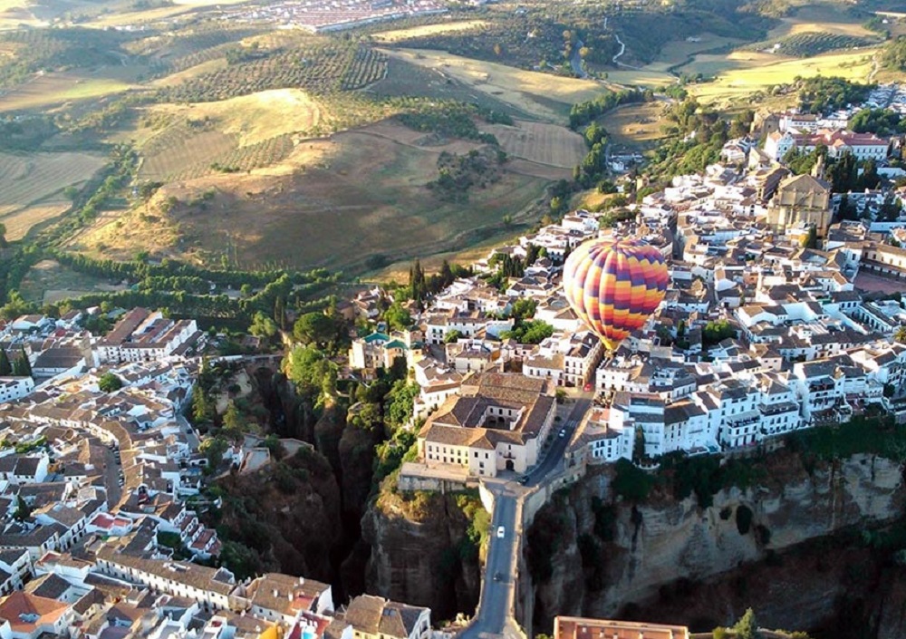 En la publicación de esta prestigiosa revista de sociedad se resaltan los atractivos turísticos de Ronda.