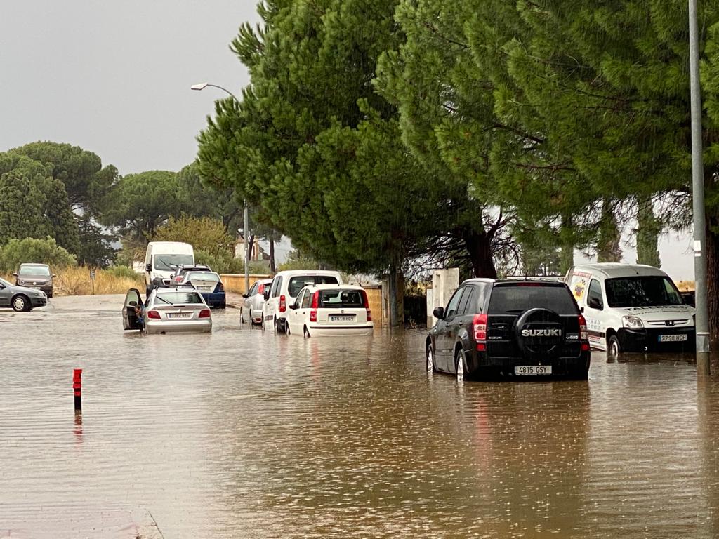 Una sorprendente tromba de agua anega calles de Ronda y provoca cortes de carreteras en la Serranía