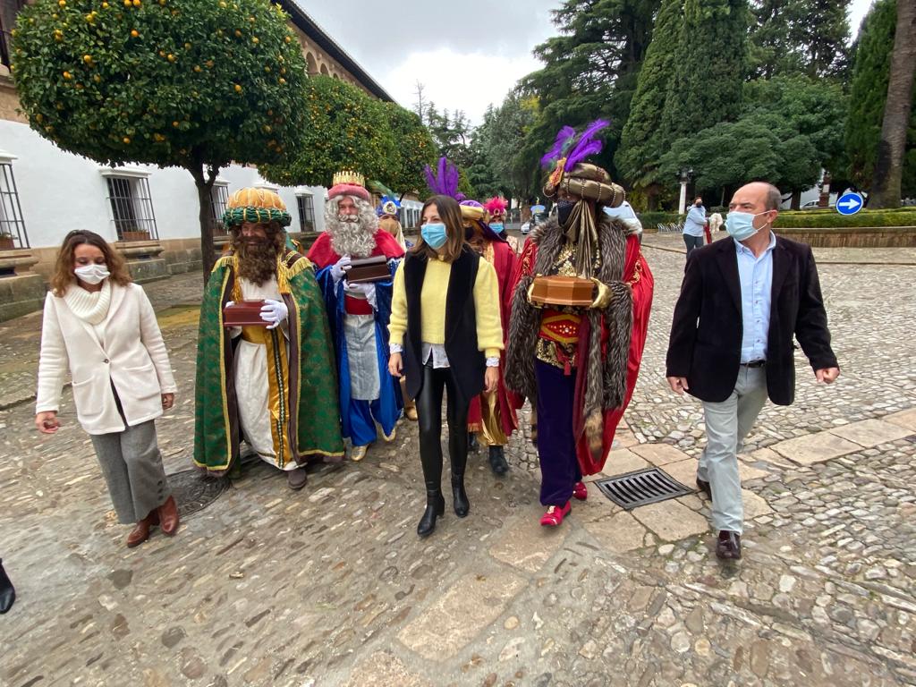Los Reyes Magos han sido recibidos hoy en el Ayuntamiento de Ronda.