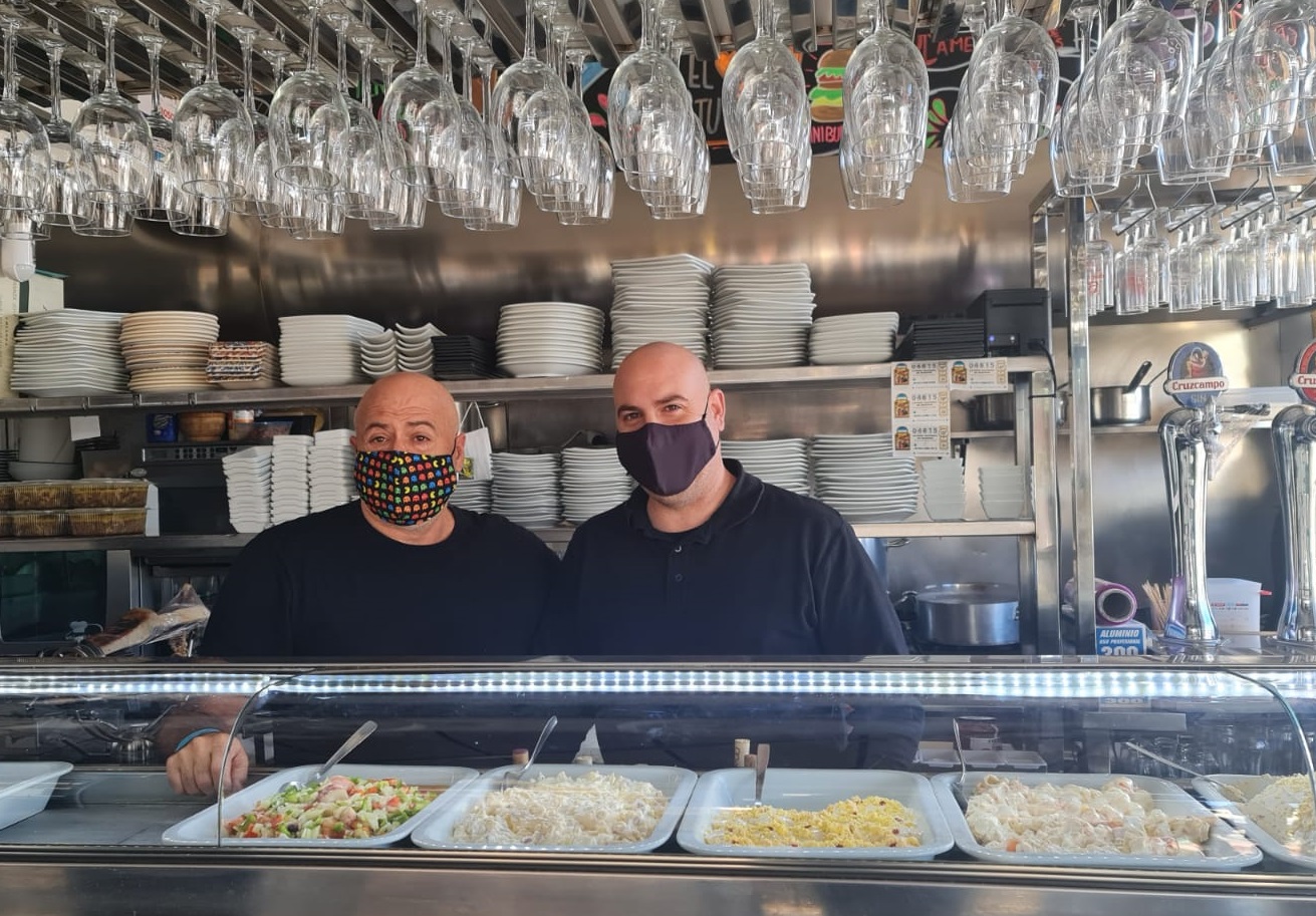 Los hermanos Poyato en la barra del Gastrobar Camelot.