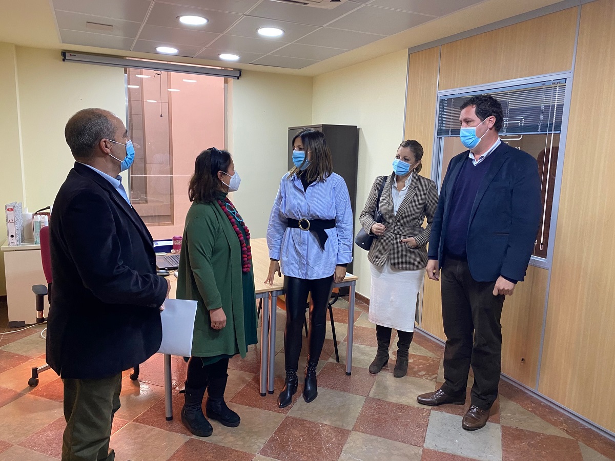 La alcaldesa y otros responsables municipales han visitado hoy la oficina técnica.