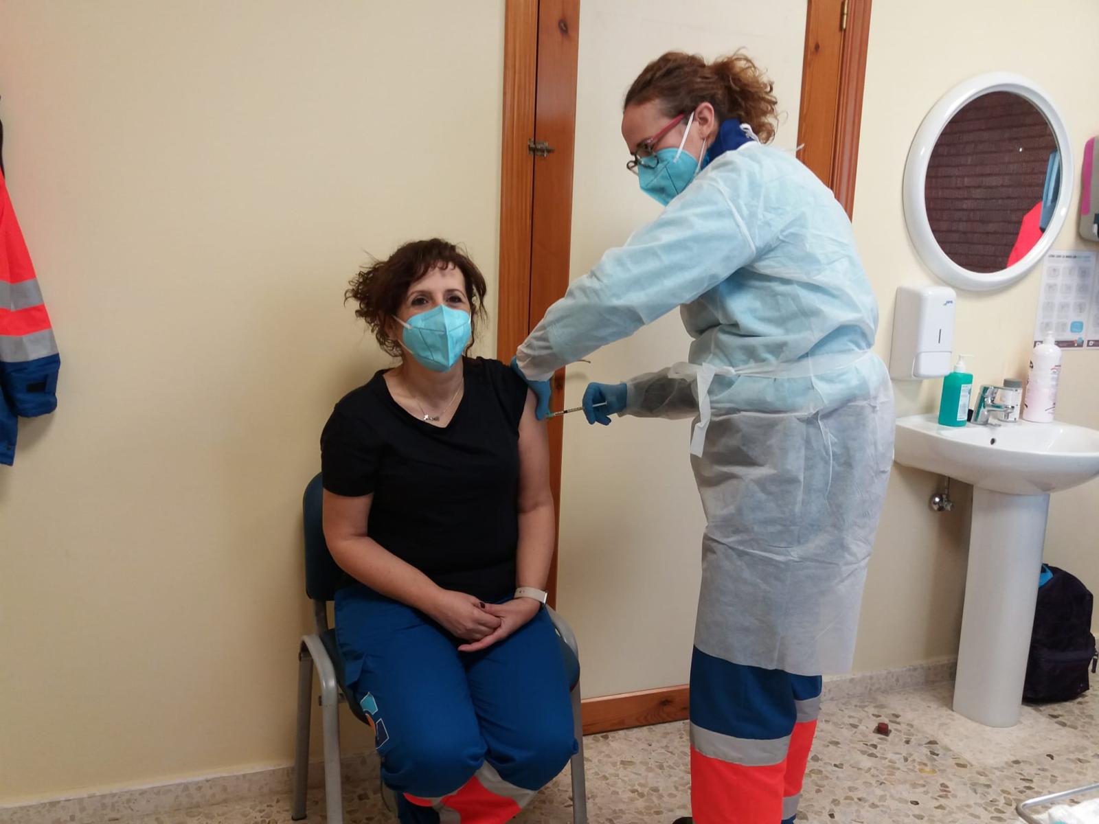 Isa ha sido la primera sanitaria (enfermera) que se ha vacunado en la Serranía este miércoles.