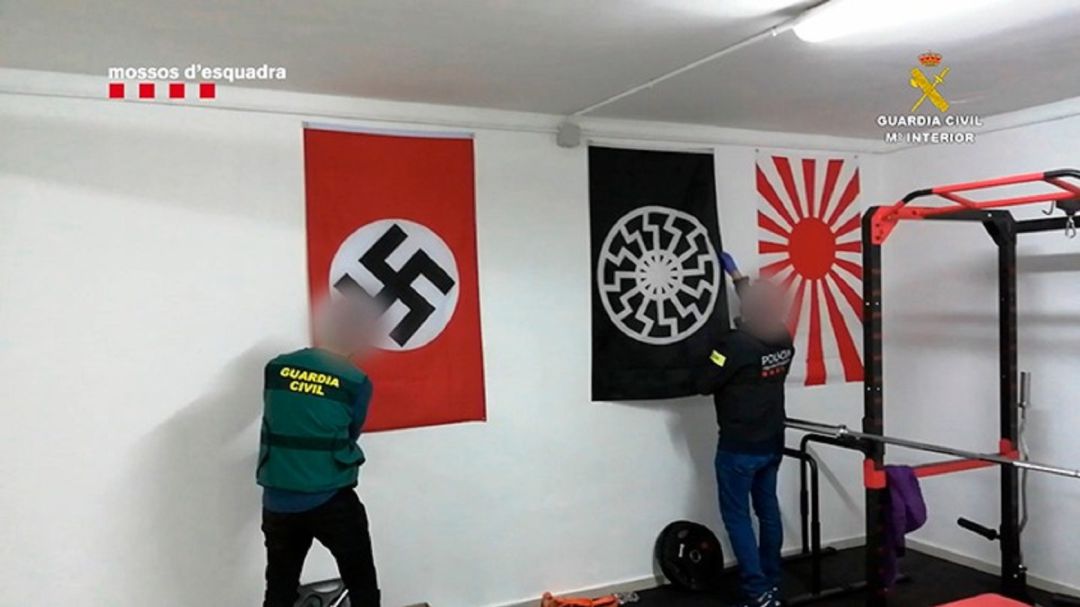 Banderas y símbolos racistas encontrados durante los registros.