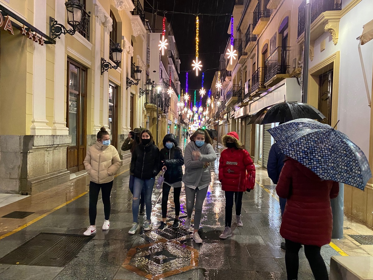 El alumbrado navideño se ha instalado en las principales calles comerciales de la ciudad.