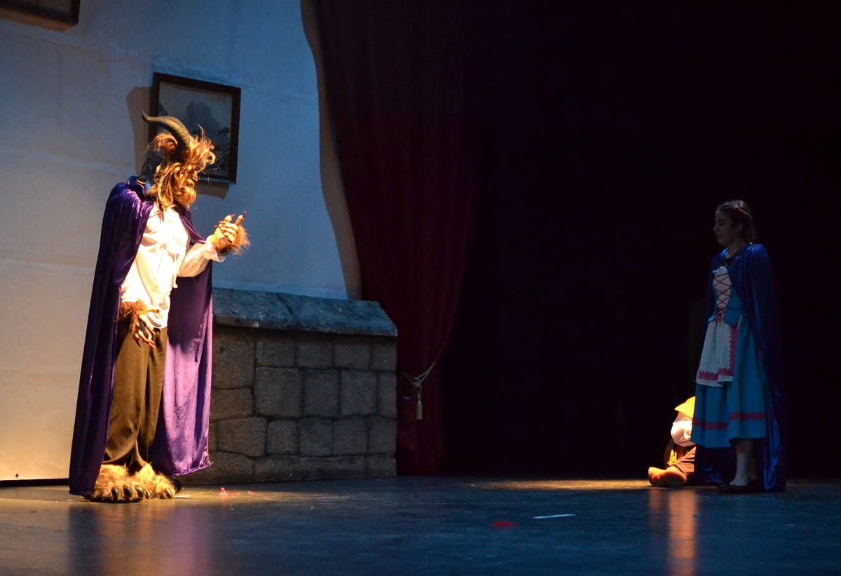 Momento del encuentro entre la Bella y la Bestia en el Teatro Vicente Espinel.
