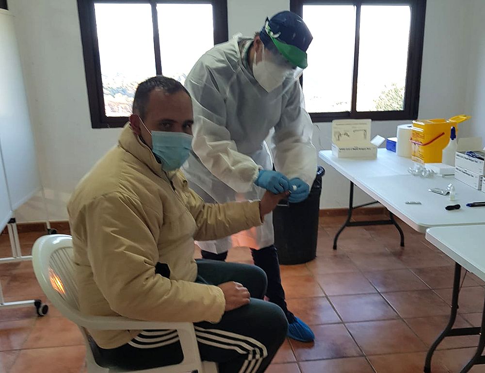 Uno de los vecinos de Alpandeire hacíendose la prueba de Covid.