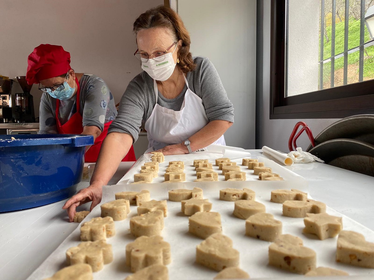 Las mujeres del pueblo han aprendido las recetas tradicionales de los dulces navideños.