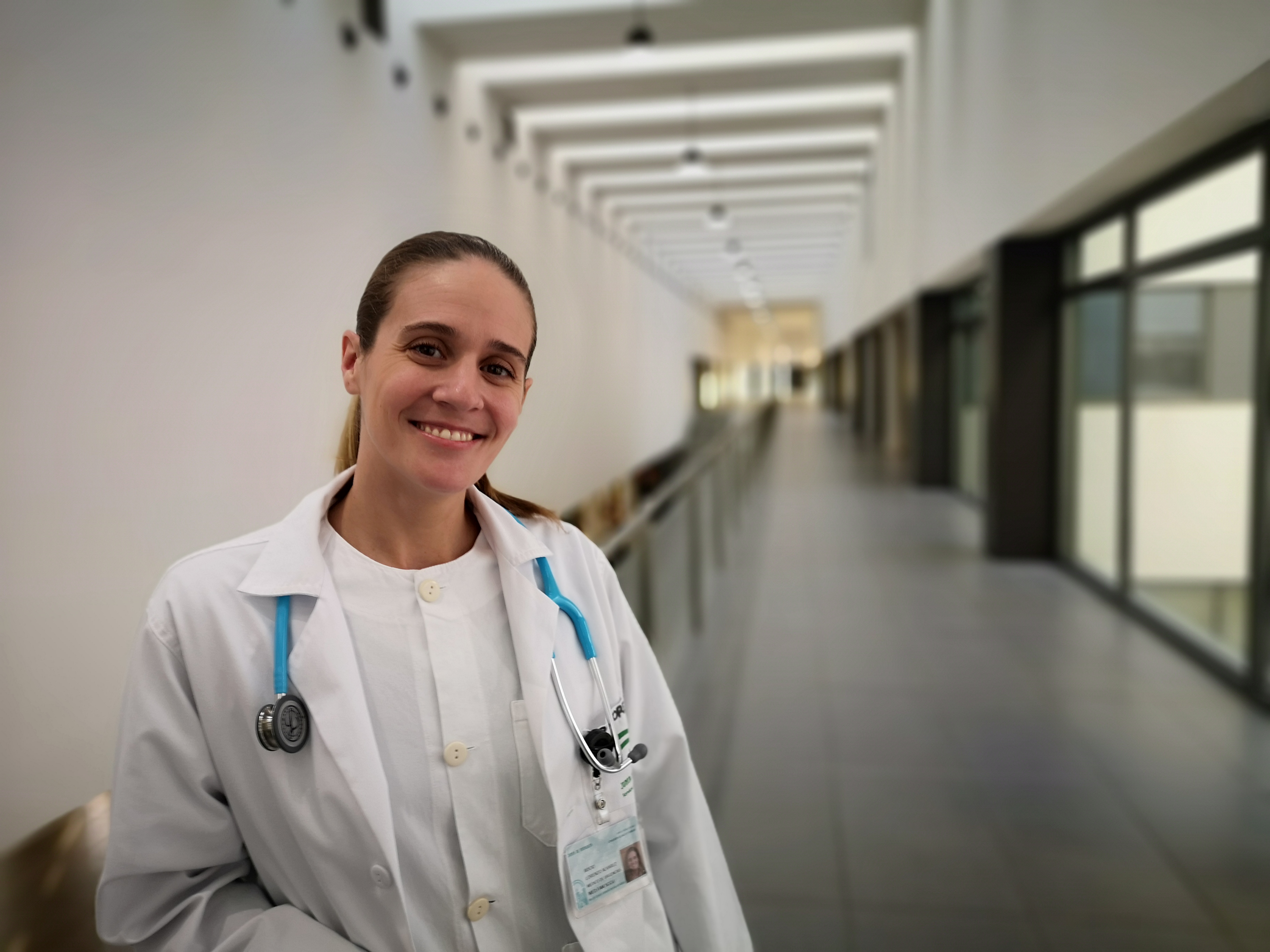 La profesional premiada, en uno de los recintos del Hospital de la Serranía.