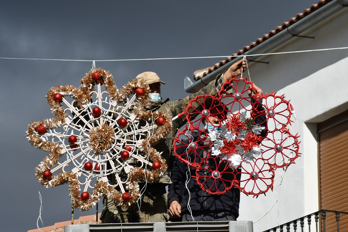 Los adornos navideños han sido elaborados con materiales reciclados.