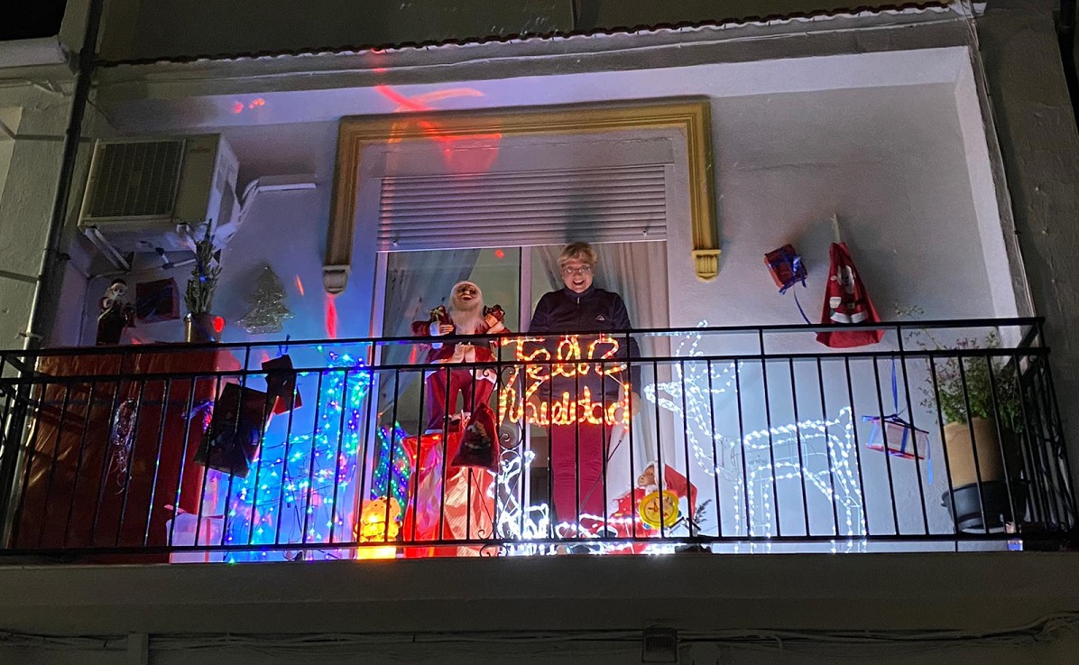 Imagen de un balcón decorado con motivos navideños.