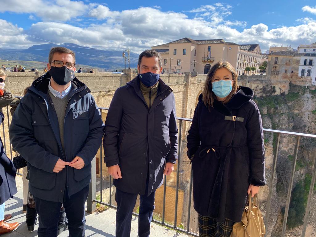 El presidente andaluz junto a la alcaldesa y el concejal de Turismo hoy en el Puente Nuevo.
