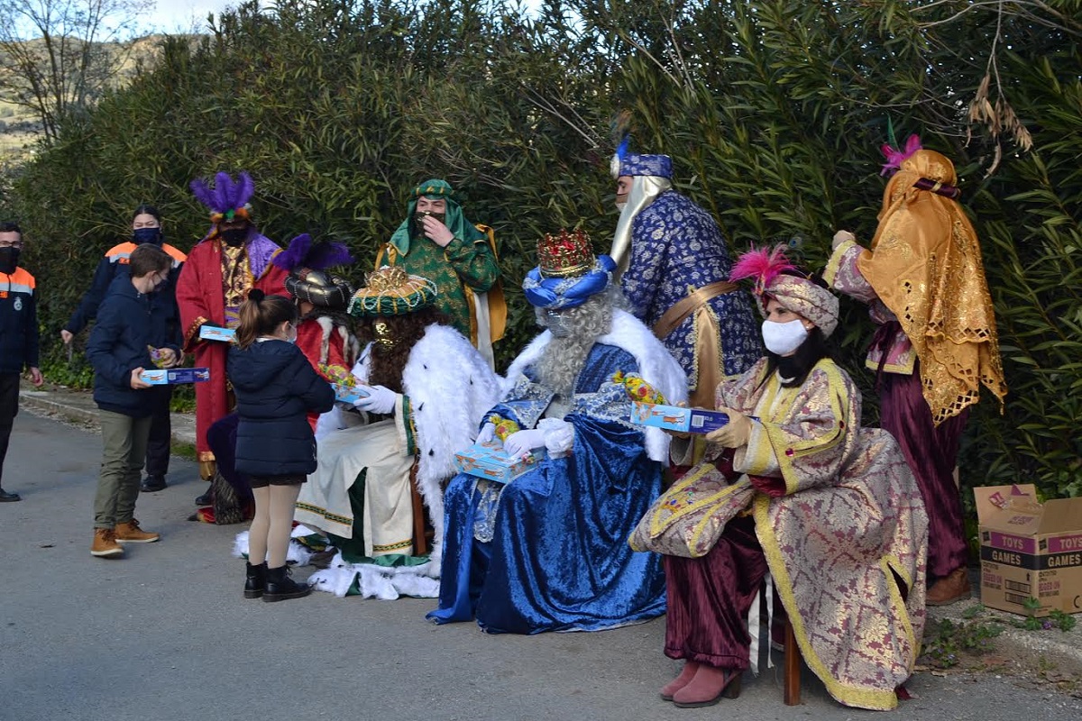 Los Reyes Magos y la Cartera Real han recorrido hoy todas las pedanías rondeñas.