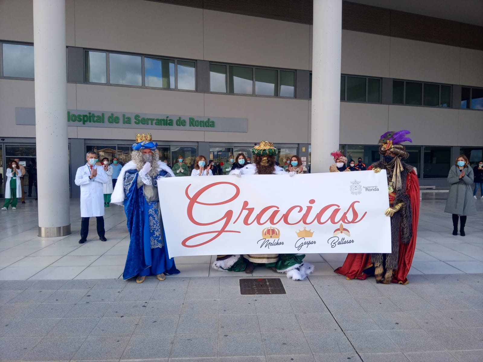 Sus Majestades han desplegado una pancarta con la palabra 'Gracias' en las puertas del Hospital.