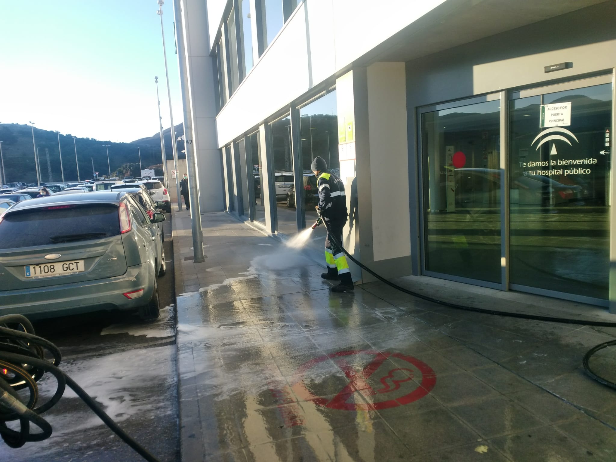 Operarios de Soliarsa han procedido a la desinfección de colegios, centros de salud y el Hospital. Foto Prensa Ayuntamiento.