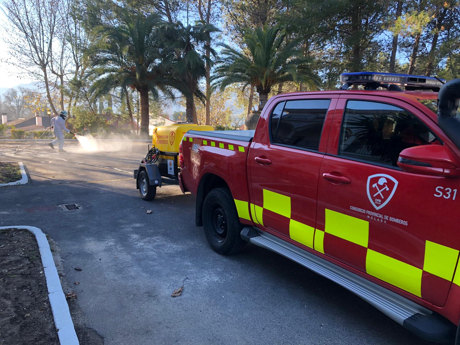 Los bomberos de Ronda han iniciado hoy la desinfección de la residencia de ancianos.