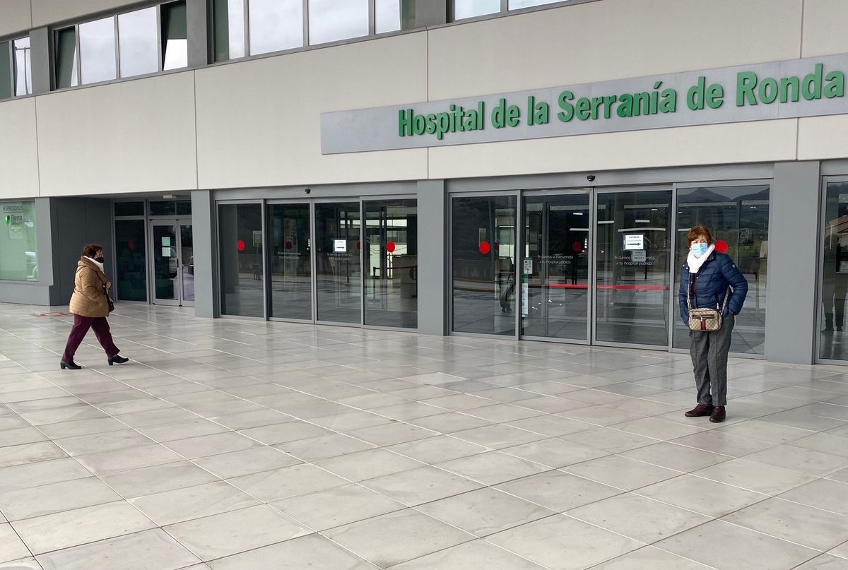 La mujer ha sido trasladada hasta el Hospital de la Serranía.