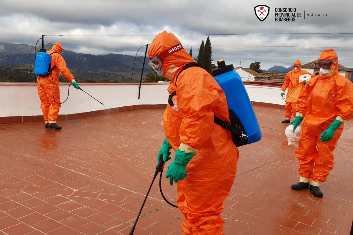 Efectivos de los Bomberos de Ronda desinfectando una residencia de la ciudad.