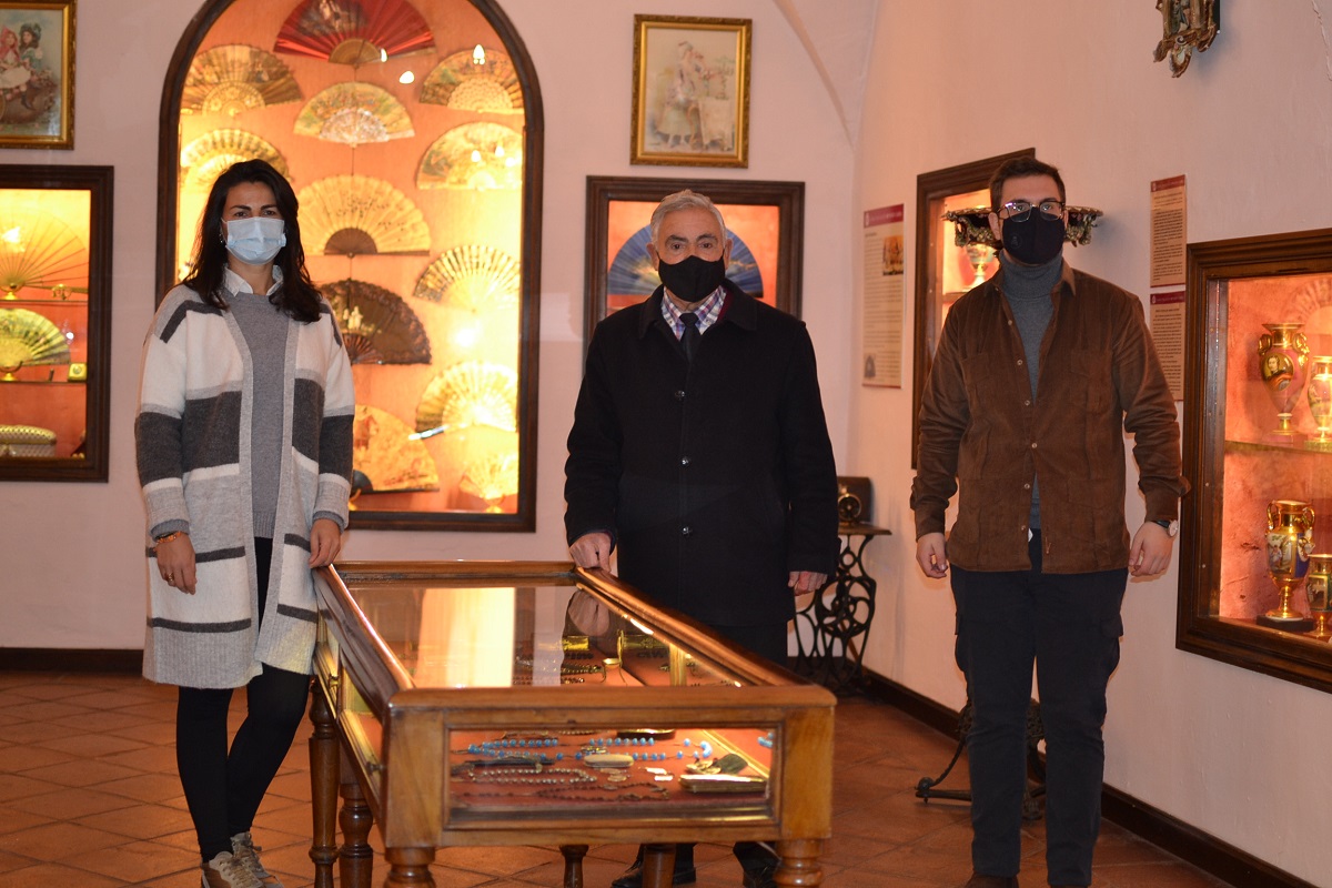 El concejal de Turismo junto a los propietarios del Museo Lara de Ronda.
