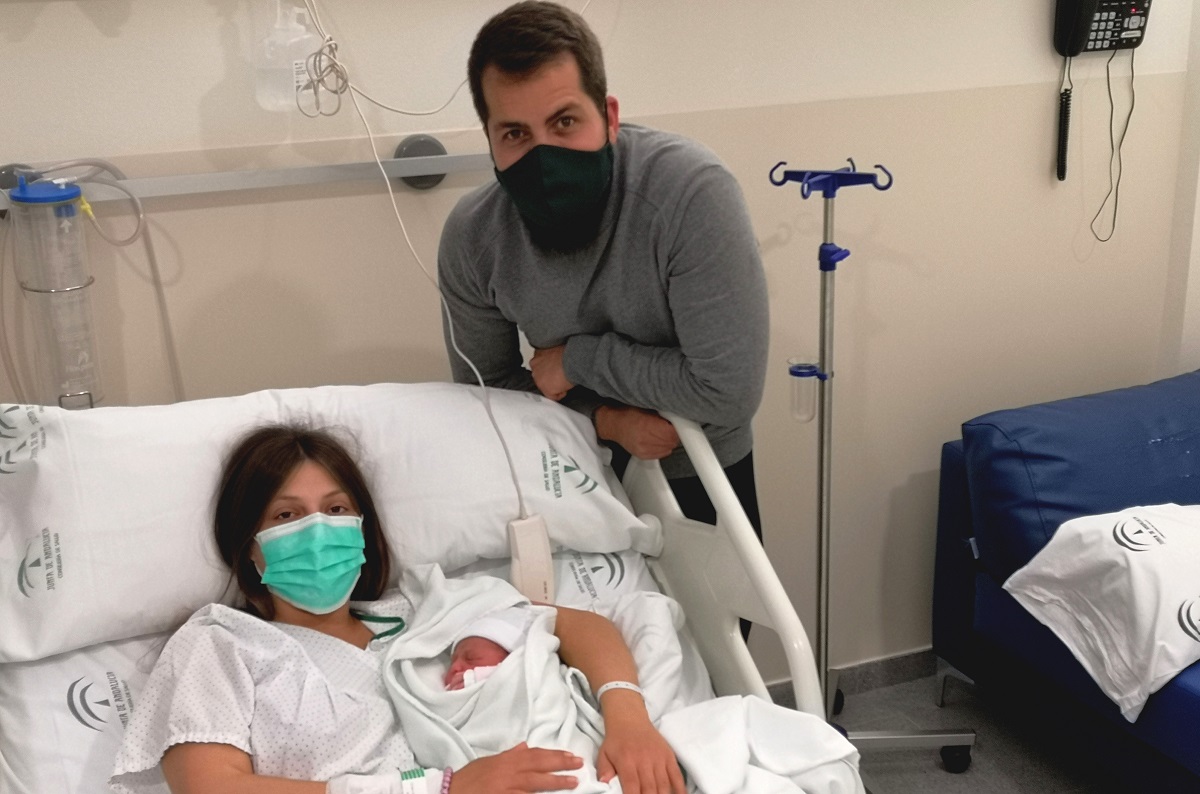 Los alegres padres con la pequeña tras su nacimiento en el Hospital de la Serranía.