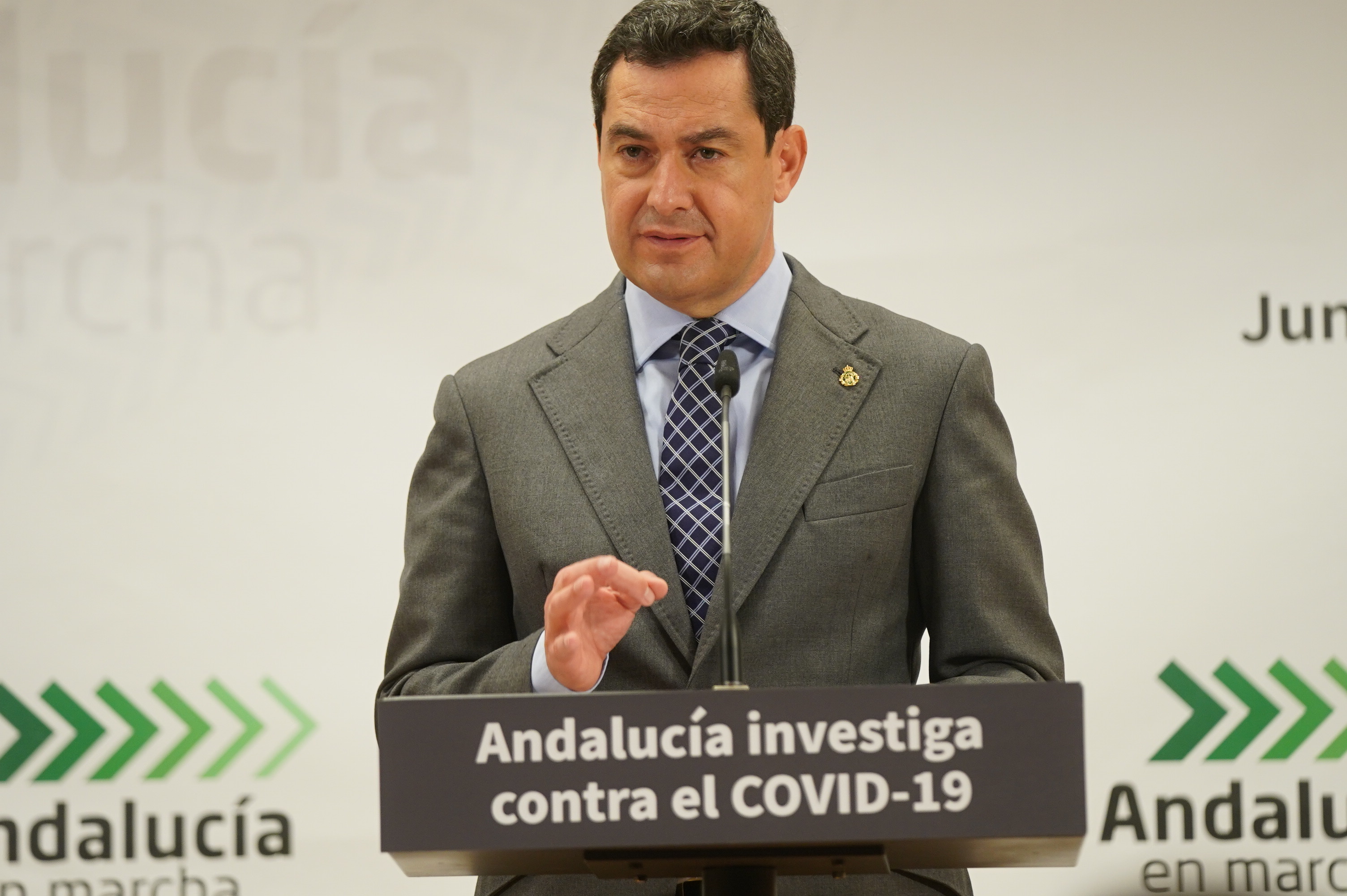 Otras medidas adoptadas , han sido la de permitir la celebración de examnes presenciales para los opositores .