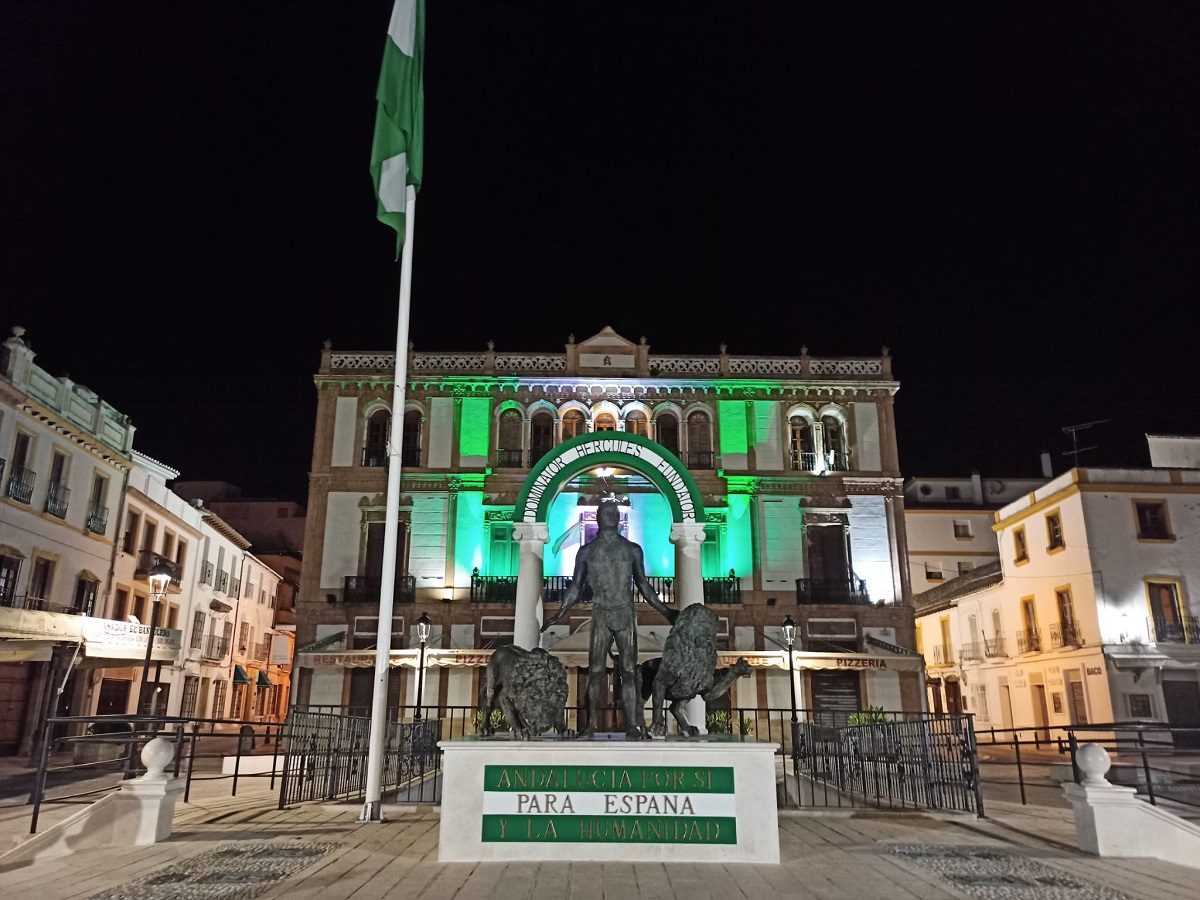 El Círculo de Artistas de Ronda iluminado con los colores de la bandera andaluza.