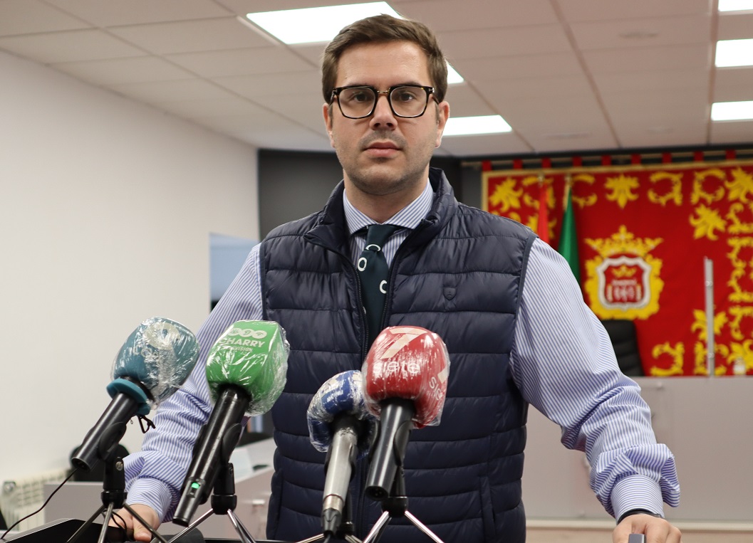 Martínez propone a los sindicatos del Ayuntamiento que se reduzca a la mitad los gastos sociales para evitar despidos