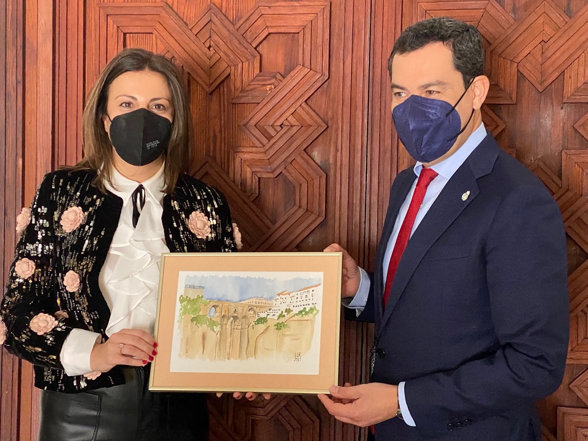 La alcaldesa y el presidente andaluz con un cuadro del Tajo de Ronda,