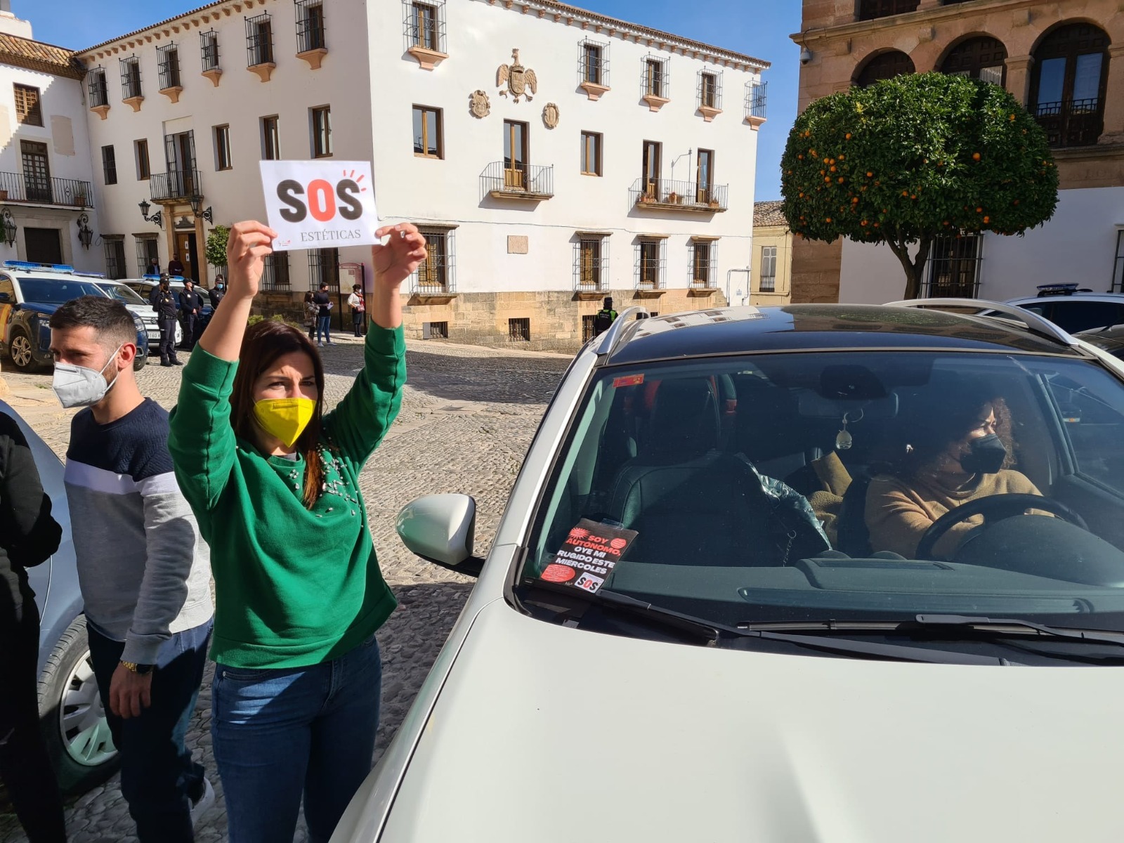 Los autónomos han llegado al Ayuntamiento tras recorrer diferentes calles de la ciudad en sus coches,