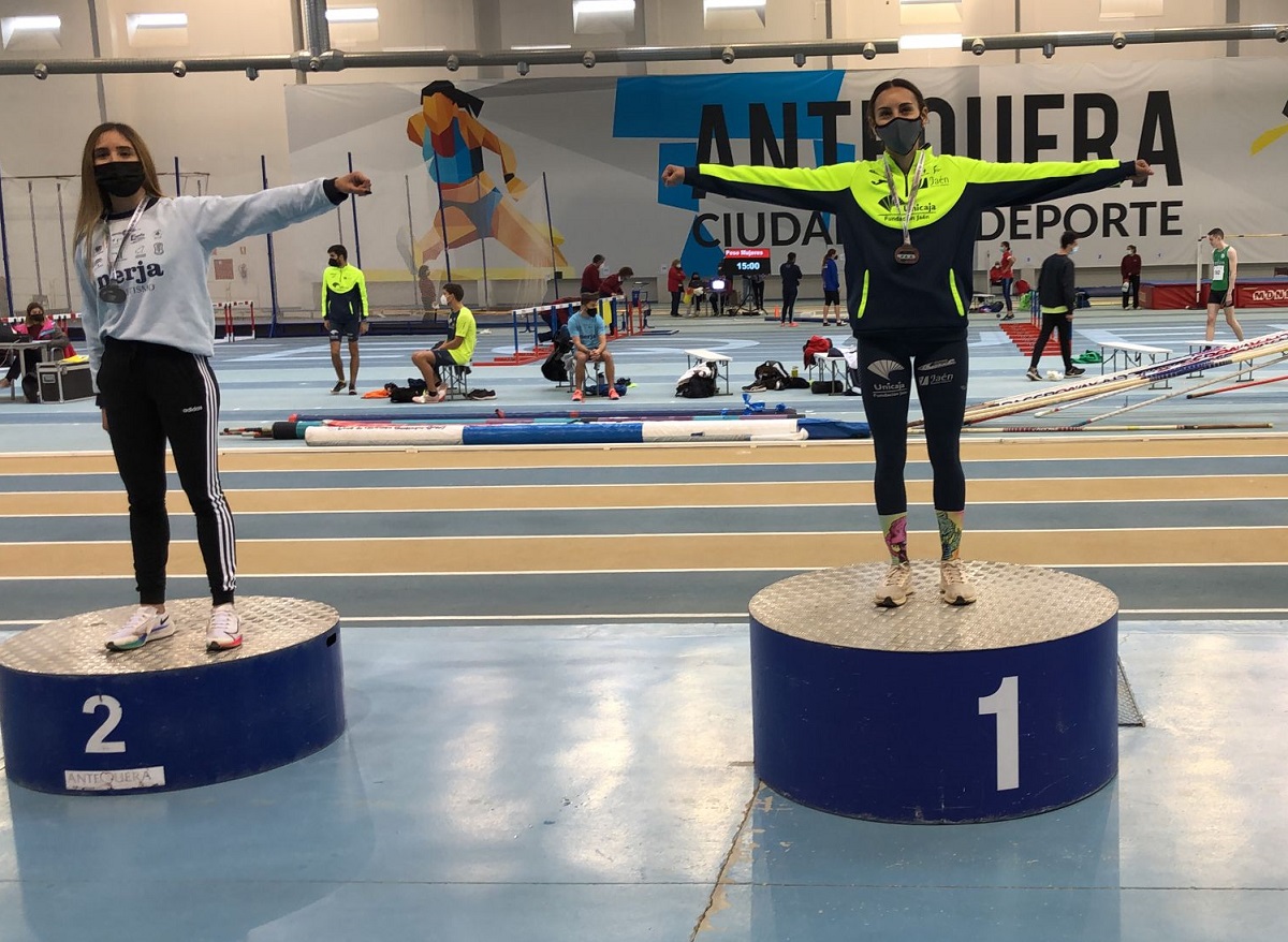 Ana, a la izquierda de la imagen, en el segundo puesto del campeonato.