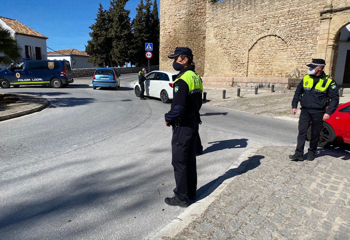 Uno de los controles policiales situados en las entradas y salidas de la ciudad.